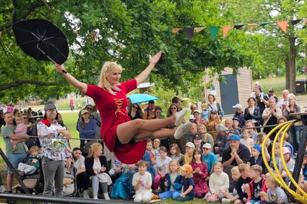 Mai mit Kindern in Berlin: Artistin balanciert vor Publikum über ein Seil