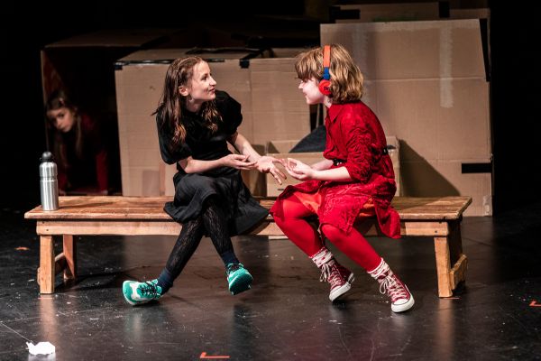 Kinder auf der Bühne im Theater an der Parkaue