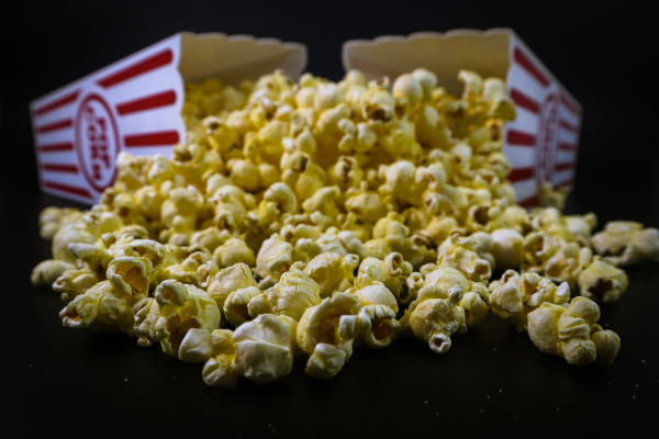 zwei Packungen Popcorn