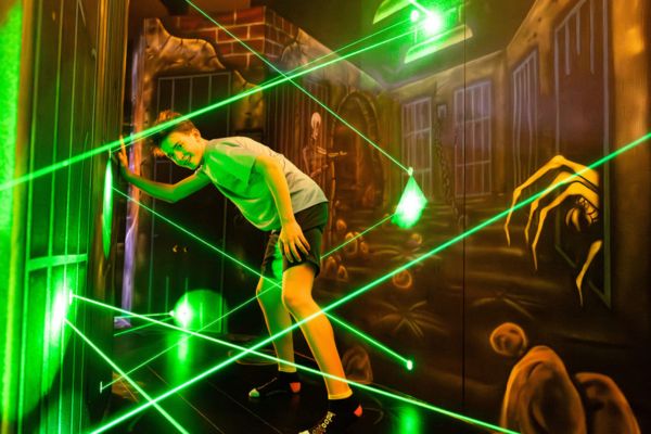 Im Prison Break den Laserstrahlen ausweichen und entkommen
