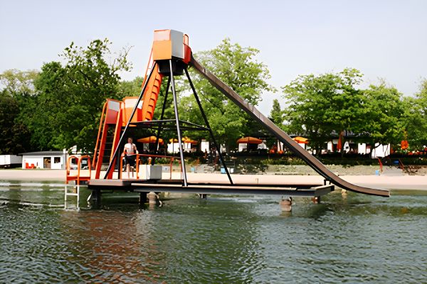 Rutsche mitten im Wasser
