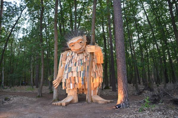 Große Trollfigur aus Holz