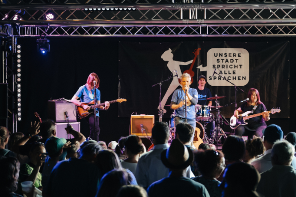 Band spielt auf der Bühne
