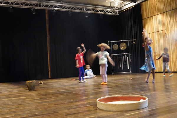 Kinder schauspielern auf der Bühne