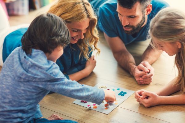 Familie spielt gemeinsam ein Spiel