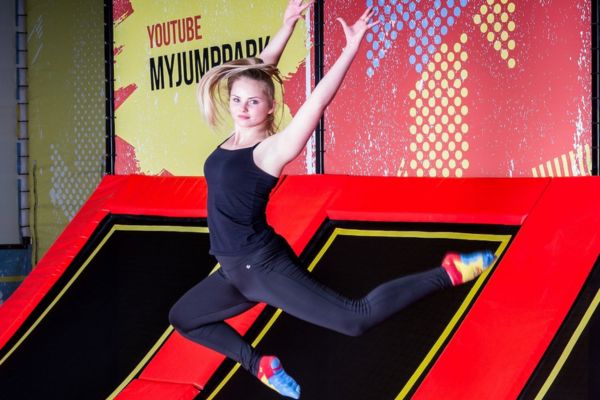 Mädchen springt auf einem Trampolin