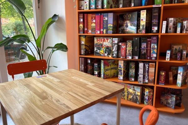Tisch und Regal voller Spiele im Boardroom 