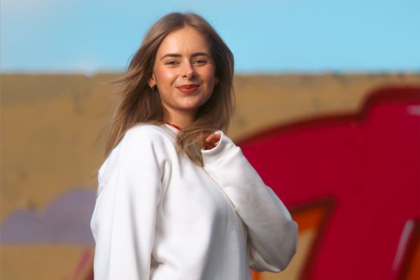 Ena Kinderlider im weißen Pullover