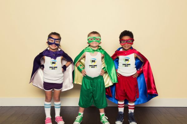 Kinder in Superhelden-Kostümen