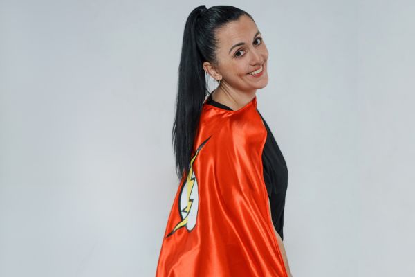 Petra Güvenc im Superhelden-Umhang