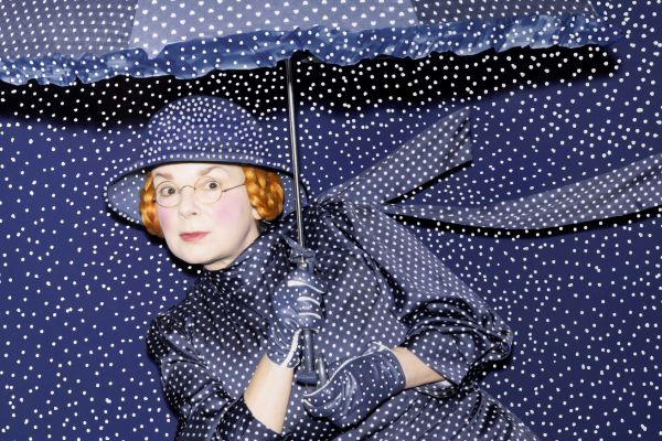 Frau mit Regenschirm 