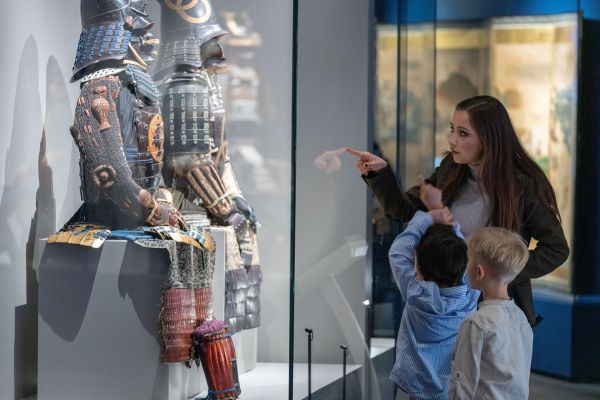 Museen in Berlin: Frau und Kinder im Samurai Museum