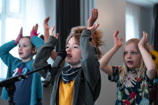 Kinder machen gemeinsam Musik